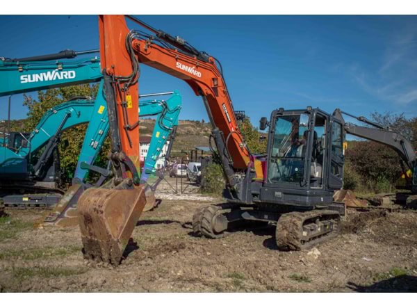 Midiexcavator SUNWARD 90 UF de vanzare